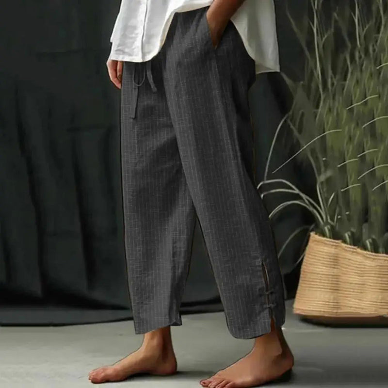 Pantalons artisan Bellie de Danoir Paris en coton doux, coupe confortable, détails élégants et finition soignée.