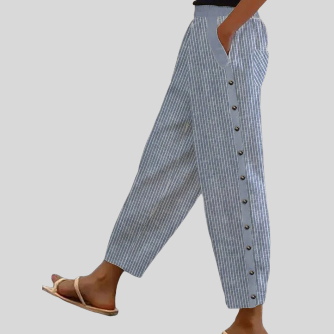 Pantalons à boutons rayés Linaya de Danoir Paris, coupe élégante, détails modernes, en tissu léger, vue de face sur fond neutre.