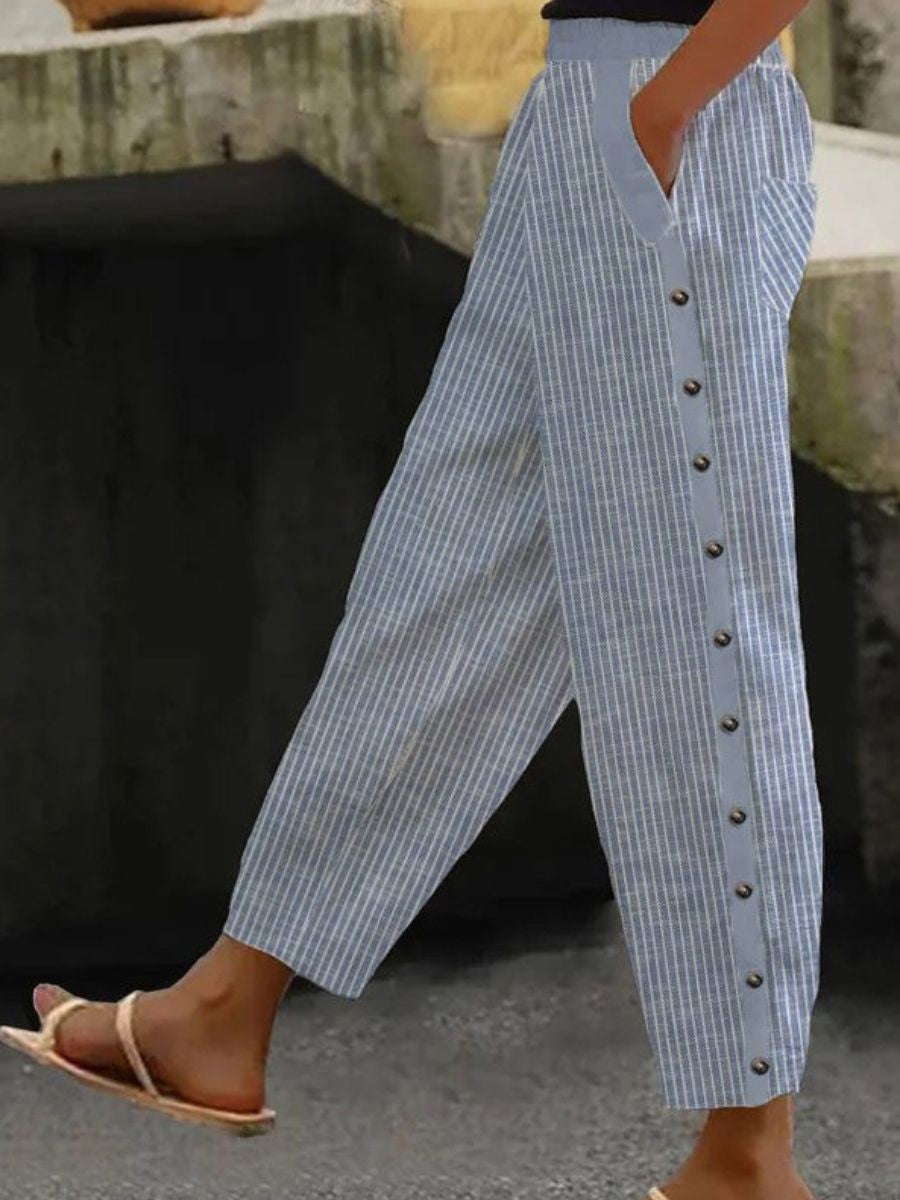 Pantalons à boutons rayés Linaya de Danoir Paris, mode élégante pour femme, détails visibles sur le tissu rayé.