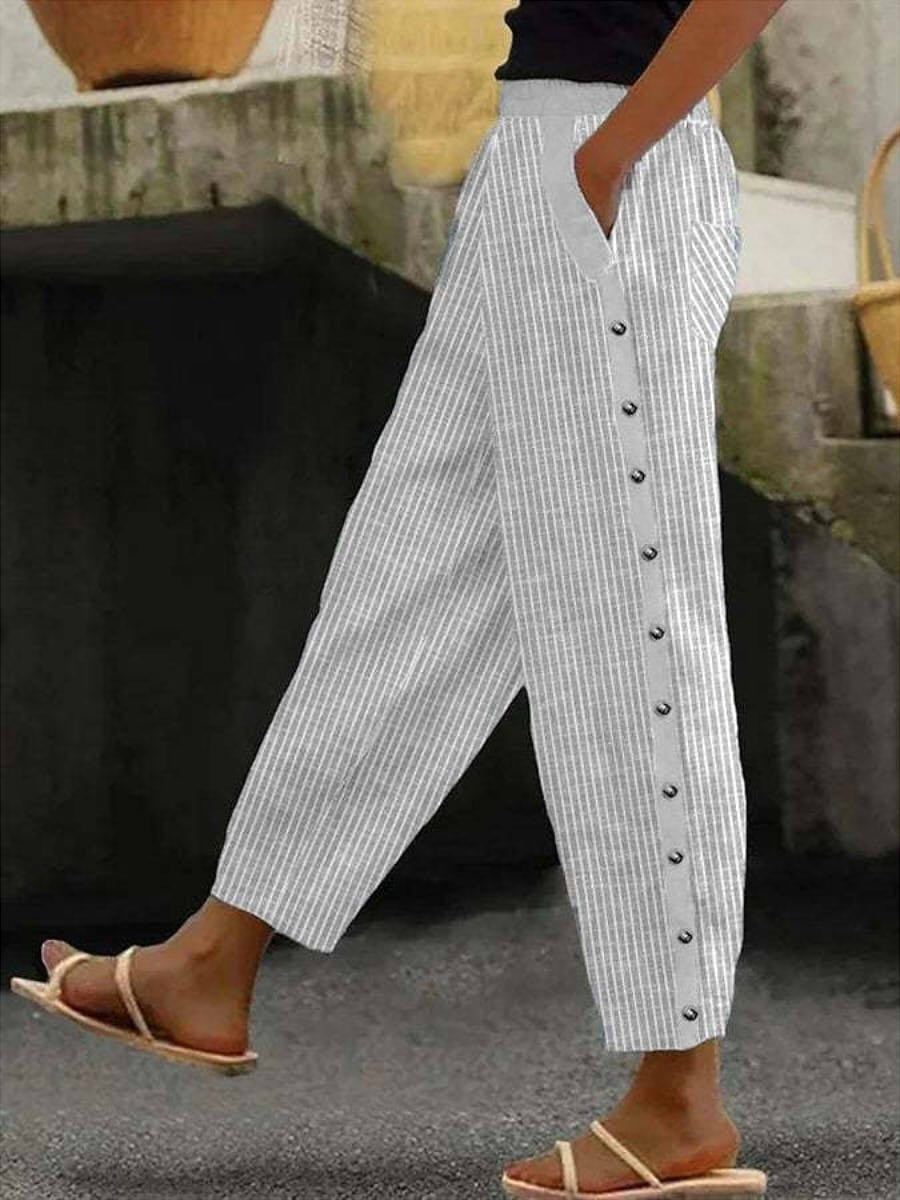 Pantalons à boutons rayés Linaya de Danoir Paris, façon élégante avec motif rayé gris et blanc, vue de devant sur mannequin.