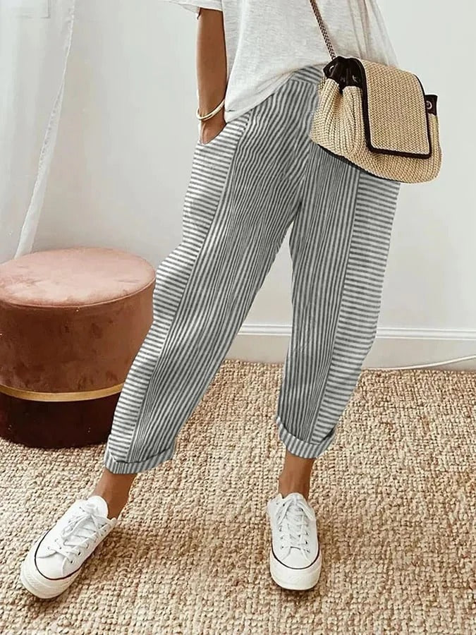 Pantalon rayé gris Lore de Danoir Paris, vêtement pour femme, avec motif à rayures et coupe élégante.