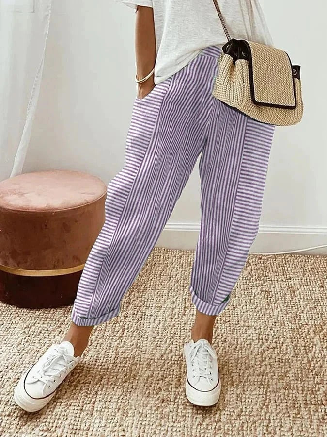 Pantalon rayé violet Lore de Danoir Paris porté, tissu léger et confortable, style décontracté pour femme.