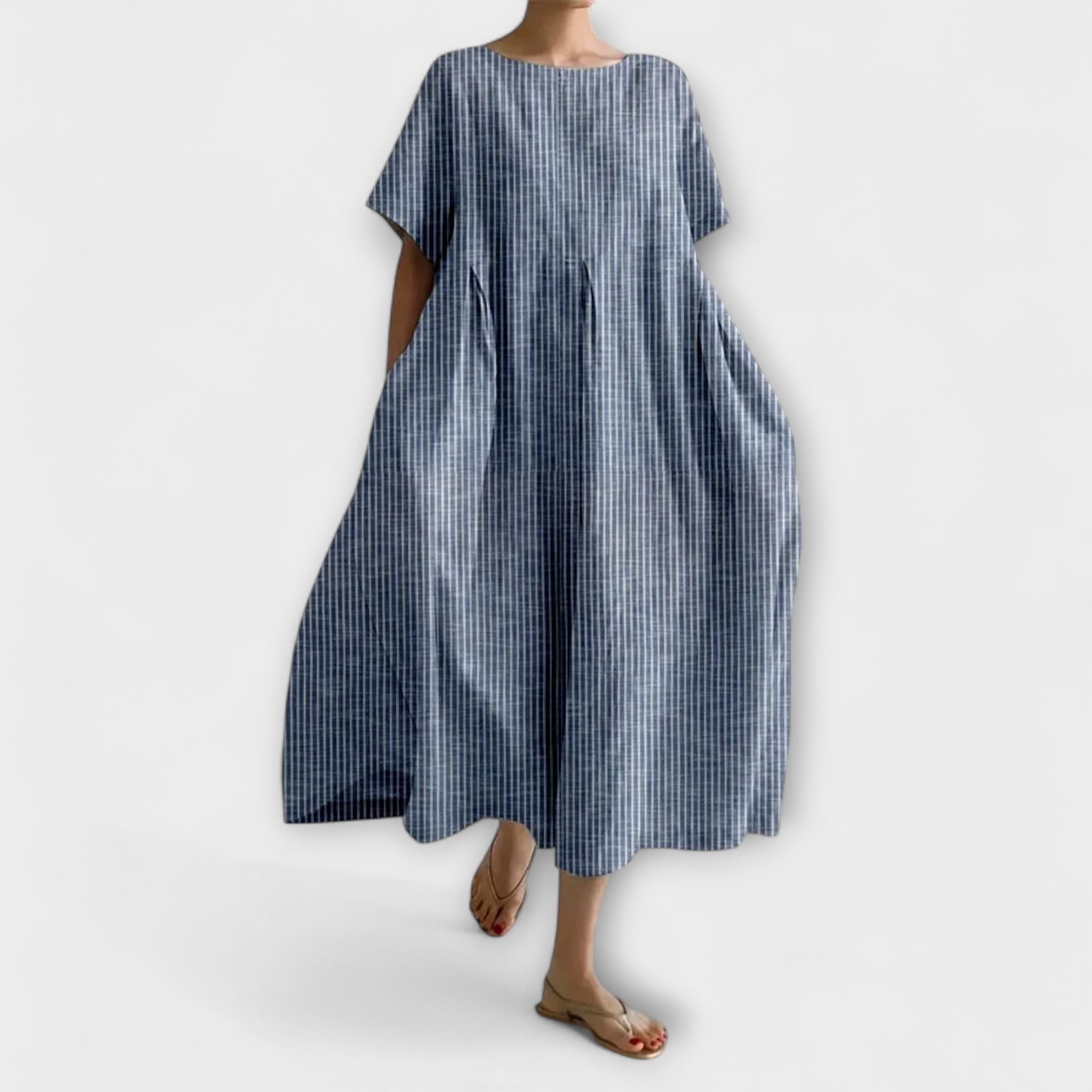 Robe décontractée Andrea de Danoir Paris, en tissu léger et aérien, portée par une mannequin dans un cadre lumineux.