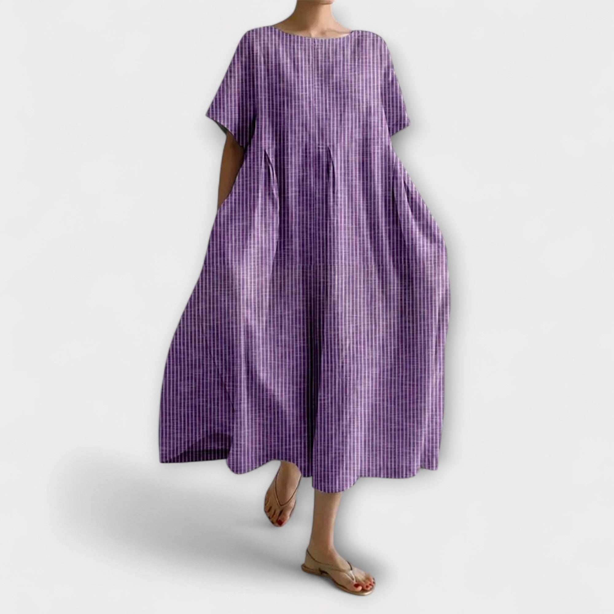 Robe décontractée Andrea de Danoir Paris, légère et aérée, en tissu fluide beige avec manches courtes et coupe élégante.
