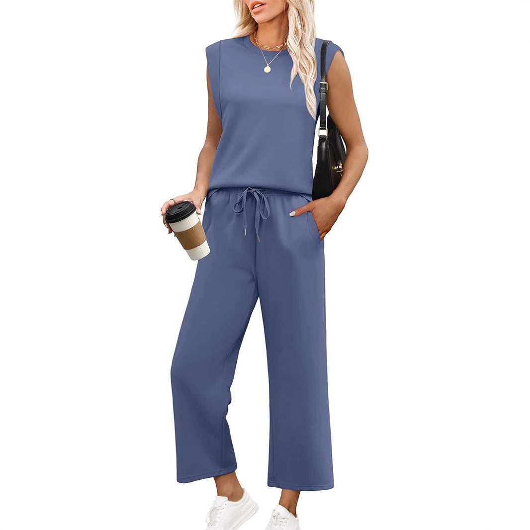 Ensemble d'été élégant Ania de Danoir Paris avec blouse légère et pantalon fluide, porté par une femme dans un décor estival.