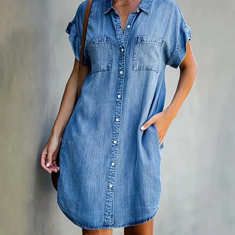 Robe décontractée en denim Aubree de Danoir Paris, coupe relaxée, détails de couture et longueur mi-mollet visible.