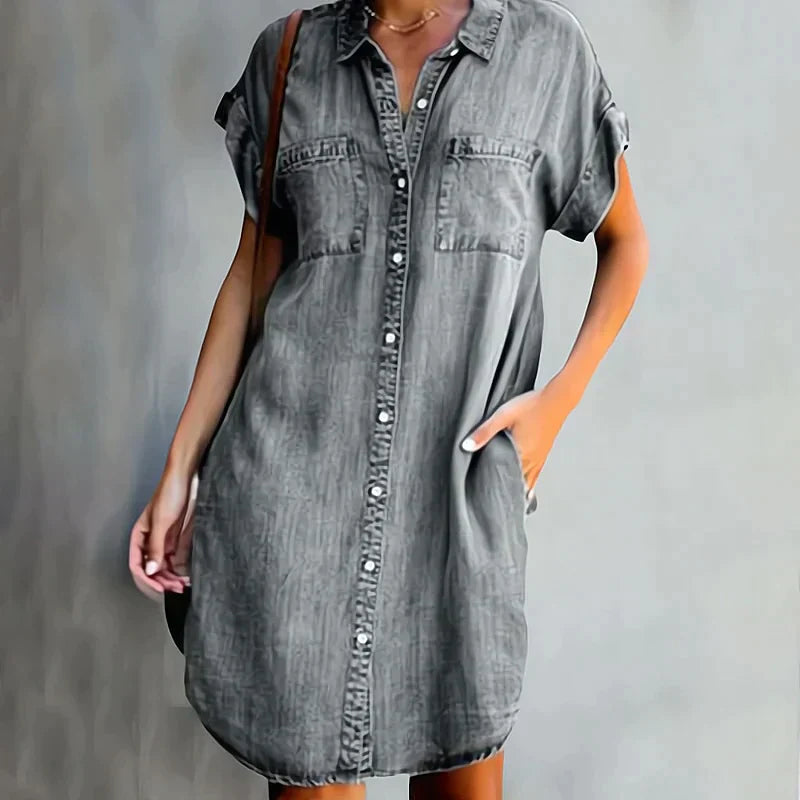 Robe décontractée en denim Aubree de Danoir Paris, coupe fluide et détails classiques, portée sur une mannequin.