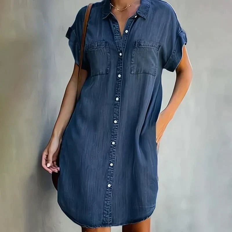 Robe décontractée en denim Aubree de Danoir Paris, coupe simple avec boutons et manches longues sur fond blanc.