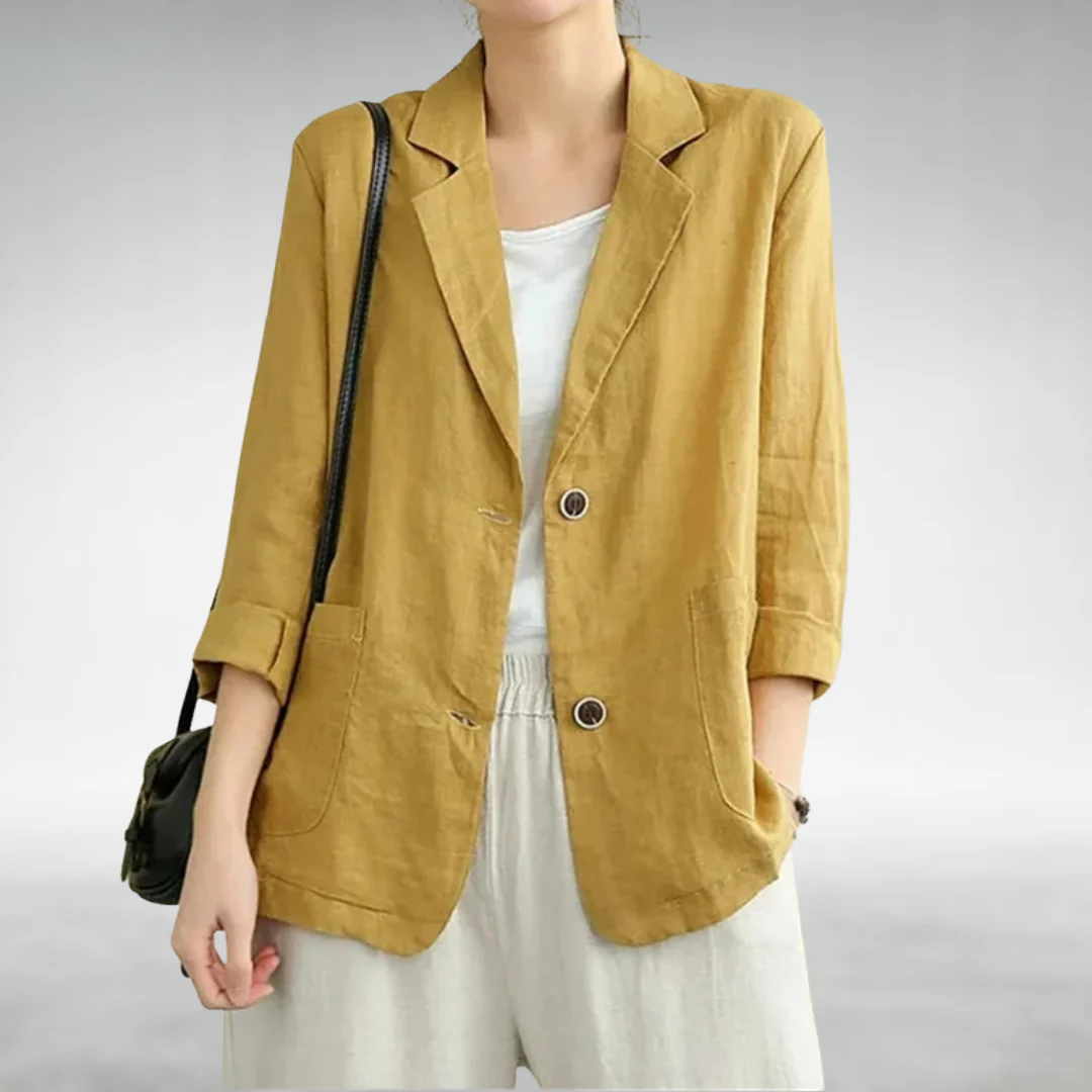 Blazer chic décontracté Azalée de Danoir Paris, blazer en tissu léger avec coupe élégante et détails modernes, porté sur mannequin.