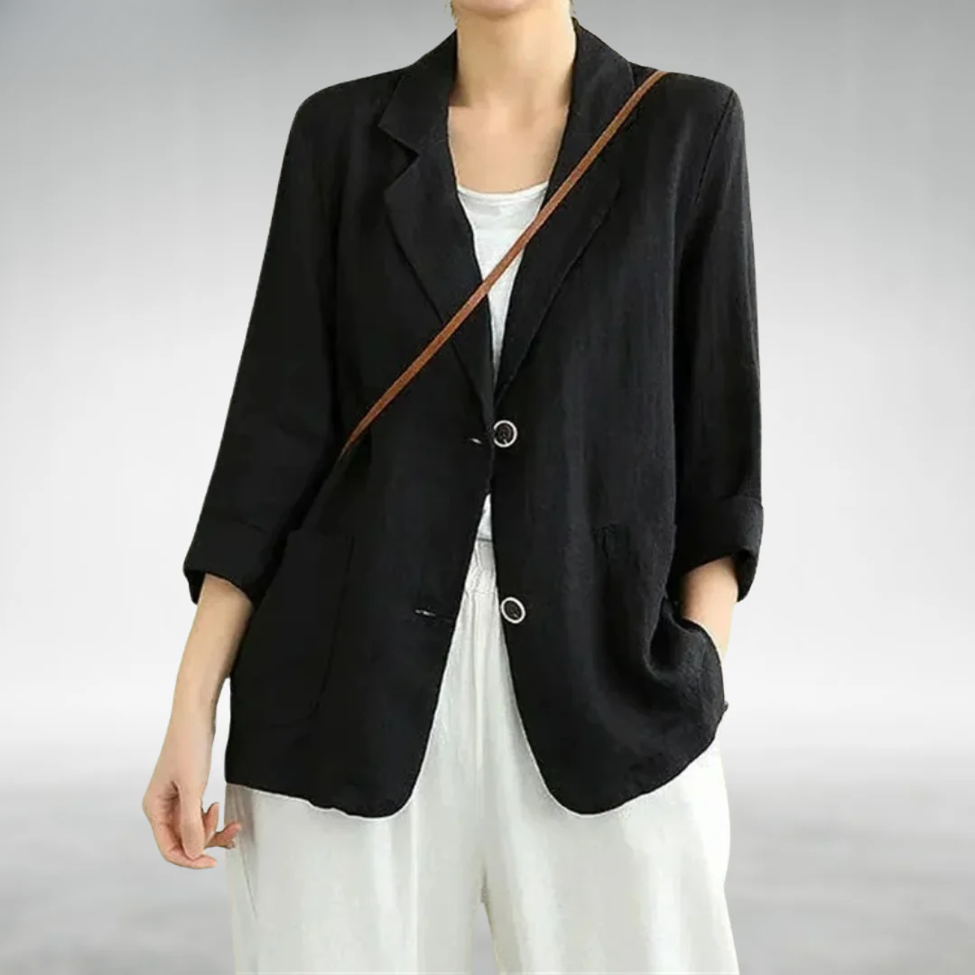 Blazer décontracté Danoir Paris en tissu léger, coupe chic et moderne, porté avec chemise blanche et pantalon noir.
