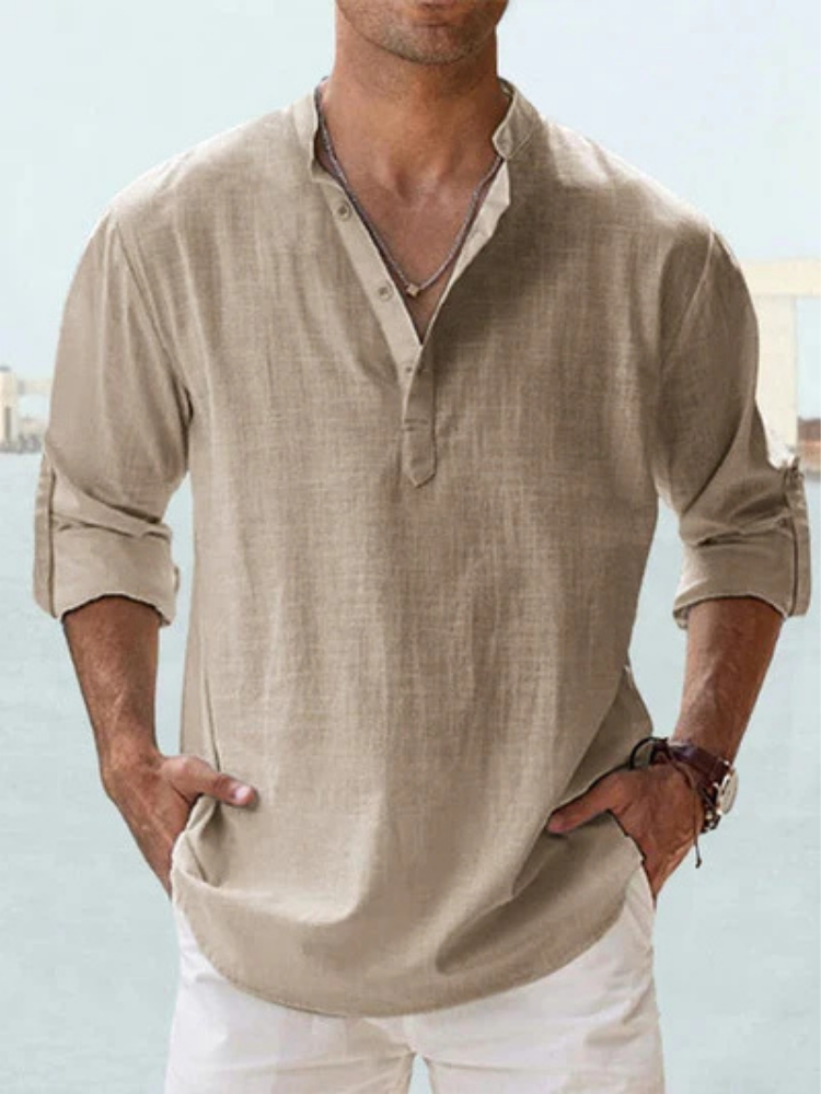 Chemise respirante en lin Cazel de Danoir Paris, vêtement léger bleu pour homme, détails de la texture en lin naturel.