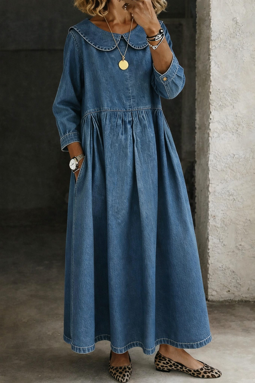 Robe en denim Clara de Danoir Paris avec col Peter Pan, montrant le design décontracté et le col contrastant.