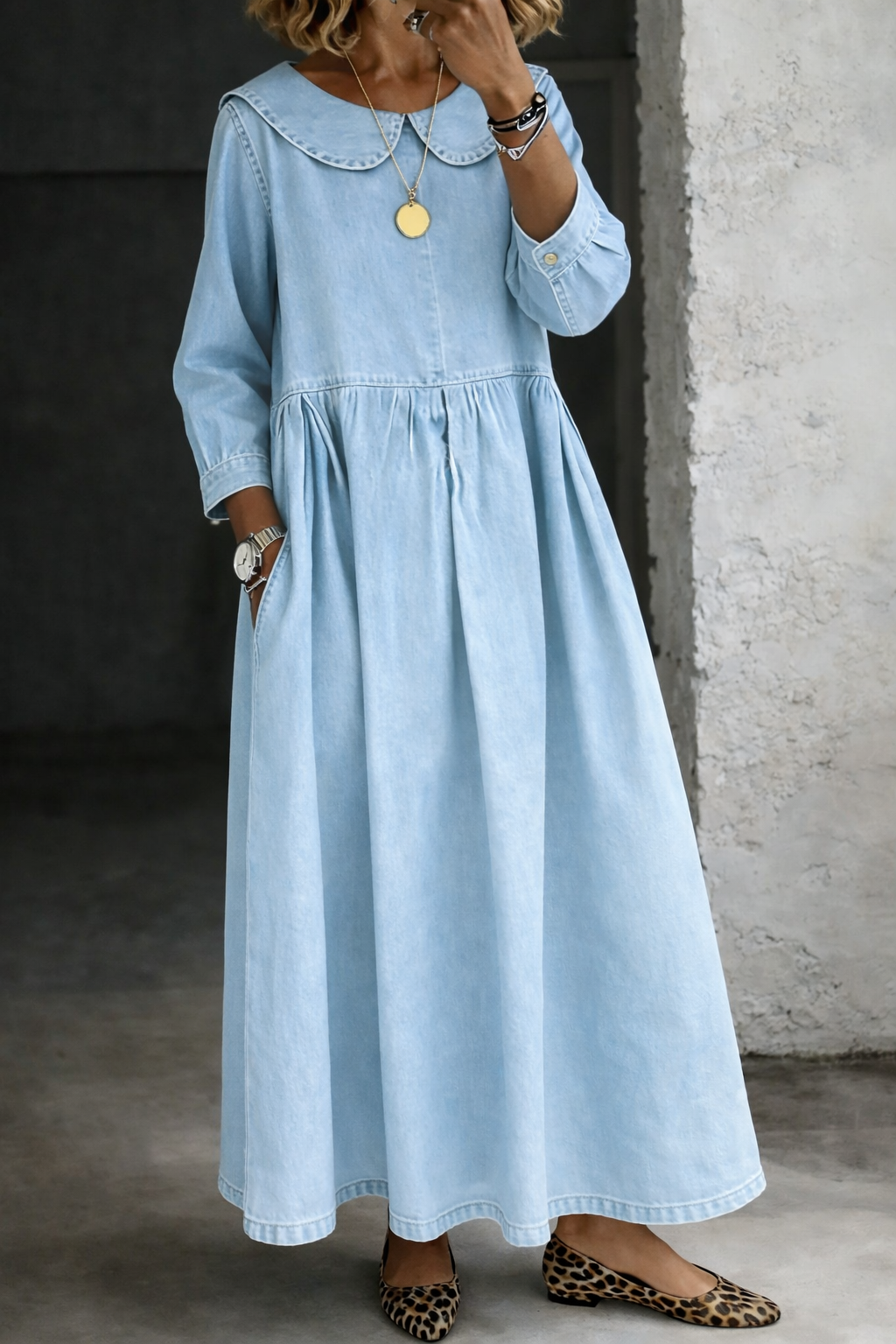 Robe en denim Clara de Danoir Paris avec col Peter Pan, mannequin portant la robe dans un style décontracté.