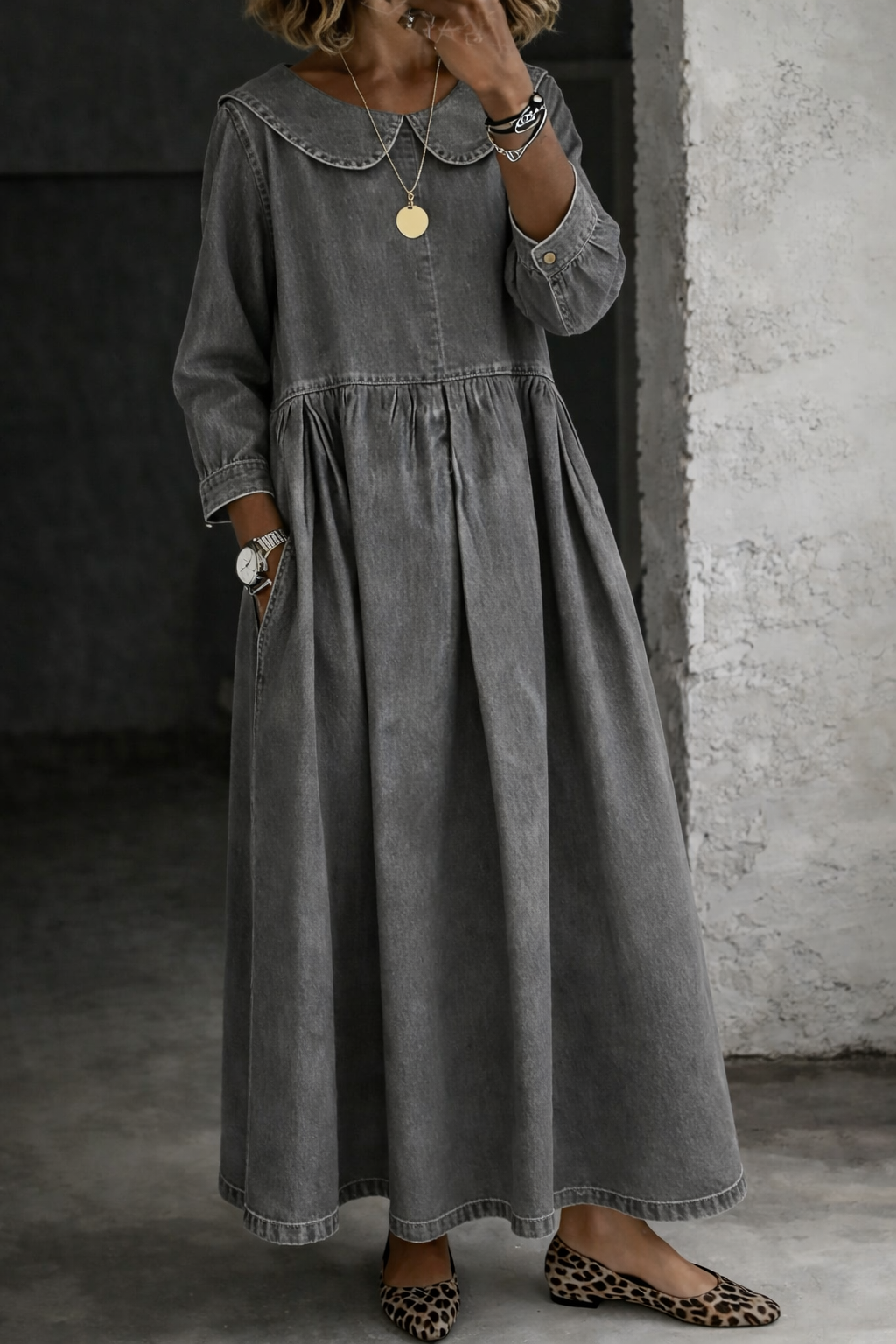 Robe en denim Clara avec col Peter Pan de Danoir Paris, vue de face, détails du col et style décontracté.