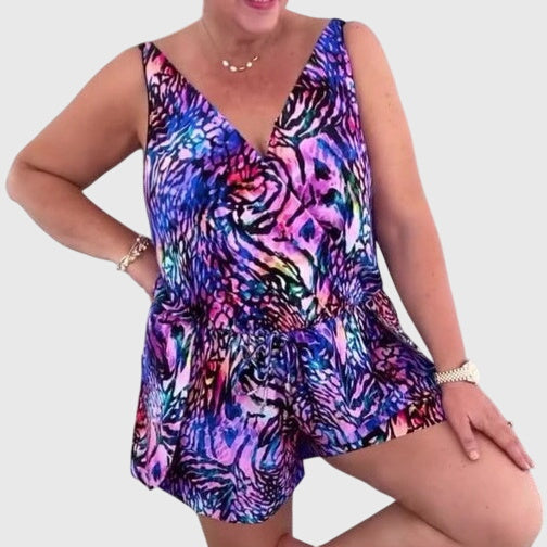 Robe de maillot de bain Dahlia™ élégante de Danoir Paris, tissu coloré avec motifs floraux, porté sur mannequin.