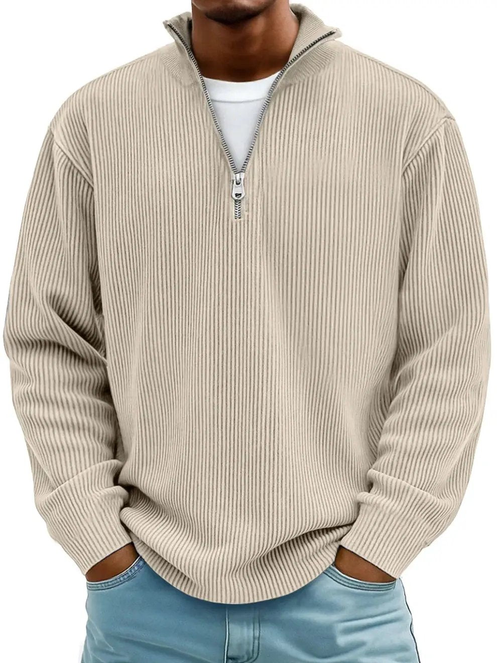Pull demi-zippé Danoir Paris™ élégance et confort, tricot tendance avec détails modernes, porté en style décontracté.