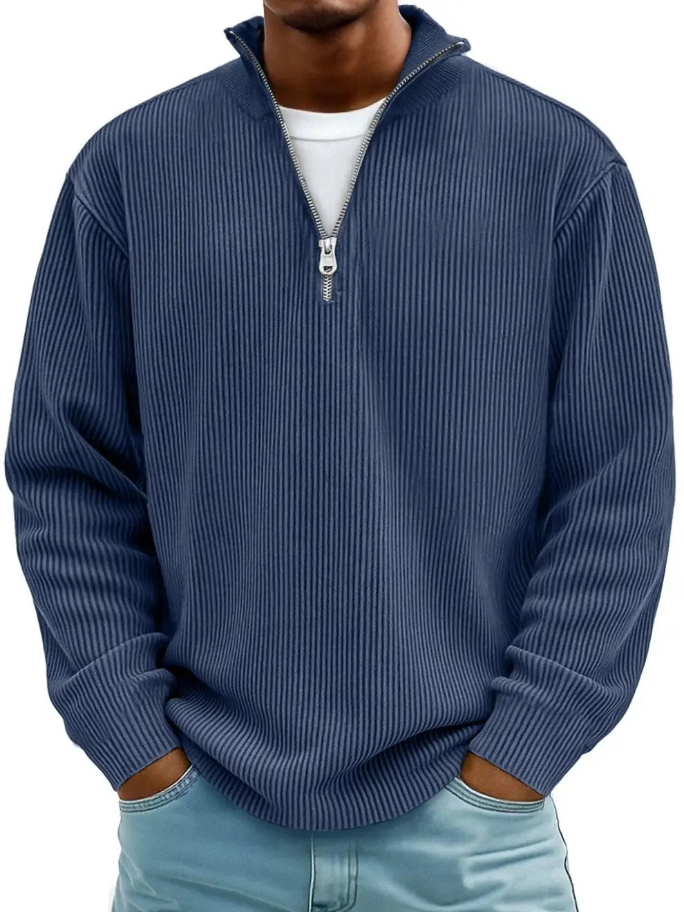 Pull demi-zip élégant et confortable de Danoir Paris, tricot tendance avec style sophistiqué, porté avec simplicité et confort.