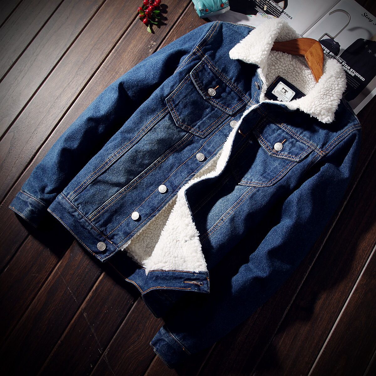 Veste en denim Danoir Paris™ iconique, coupe classique, tissu bleu foncé, détails de couture et boutons métalliques visibles.