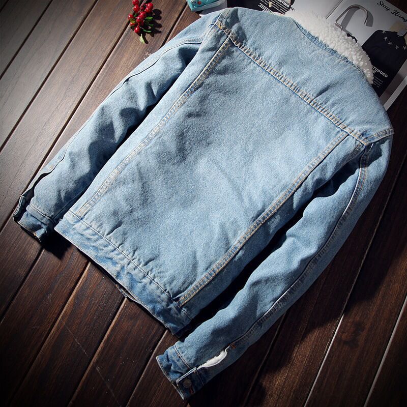 Veste en denim iconique Danoir Paris, coupe classique, tissu bleu clair avec boutons en métal et poches frontales.
