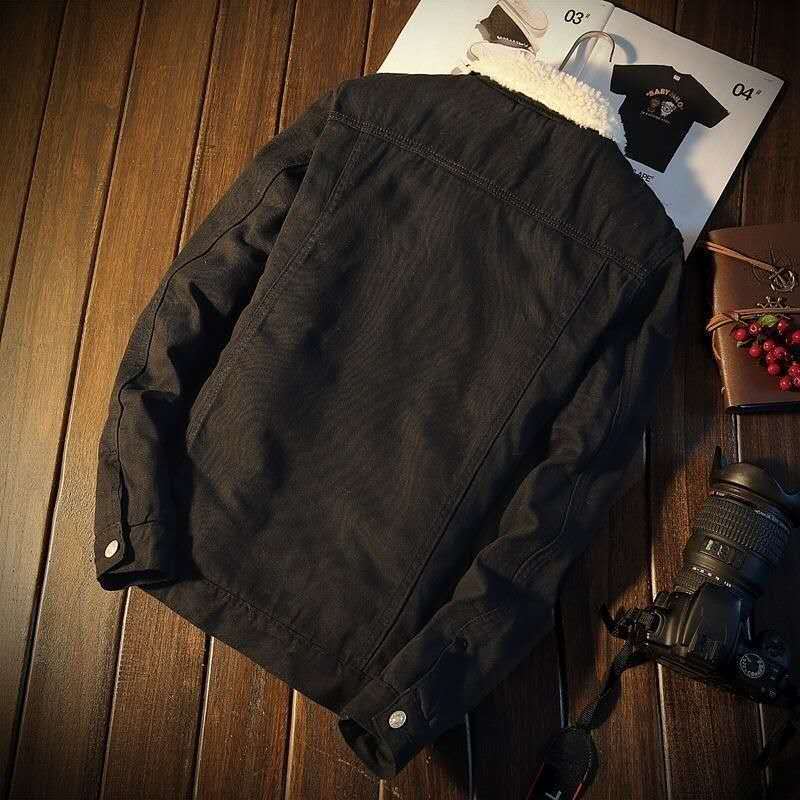 Veste en denim Danoir Paris™ iconique, coupe classique, détails tendance, portée décontractée, fond neutre.
