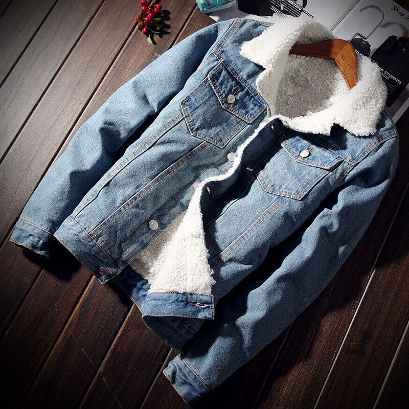 Veste en denim Danoir Paris™, coupe classique, tissu bleu denim, détails de couture et boutons en métal.