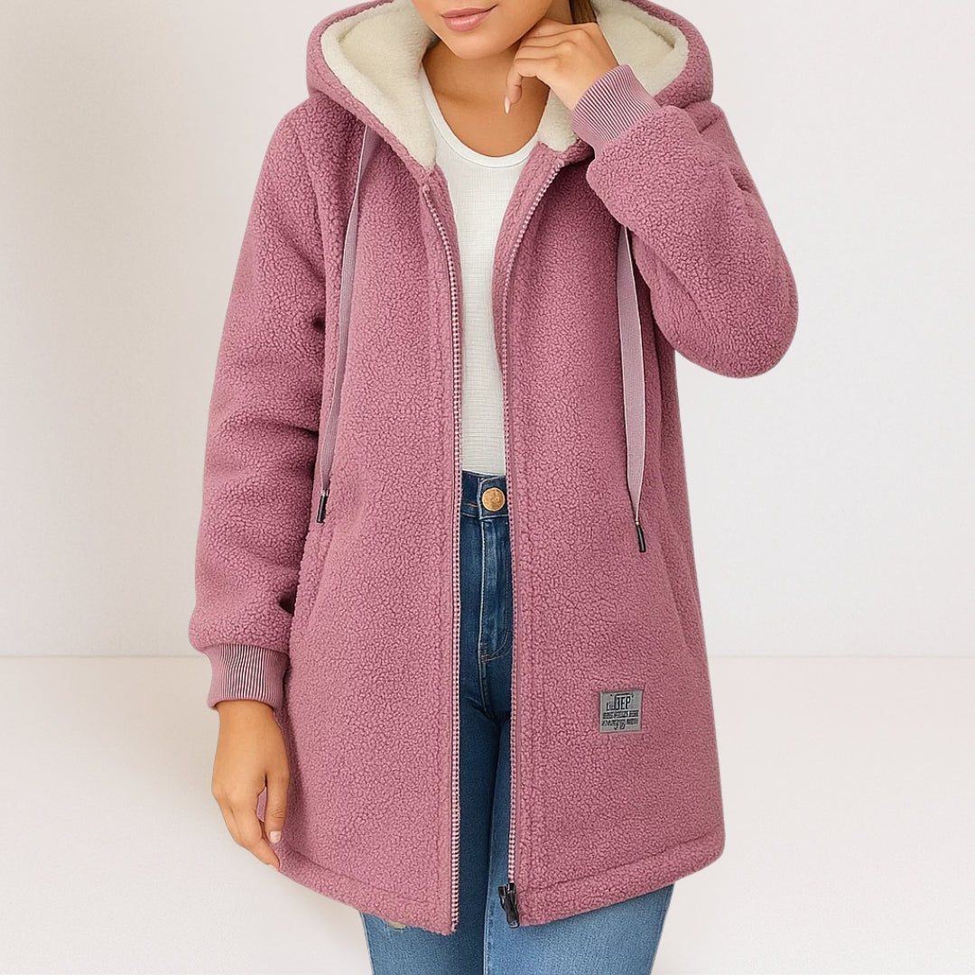 Veste polaire pour femmes Danoir Paris, douce et chaude, montrée portée avec col montant et poches latérales.
