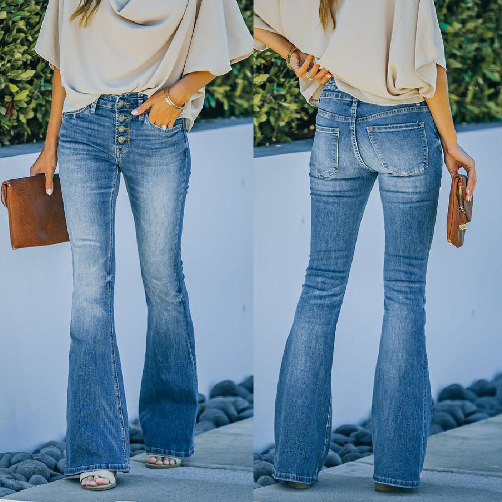 Jean évasé Elvira de Danoir Paris, élégant, en denim, avec coupe fluide et détails modernes, porté dans un style tendance.