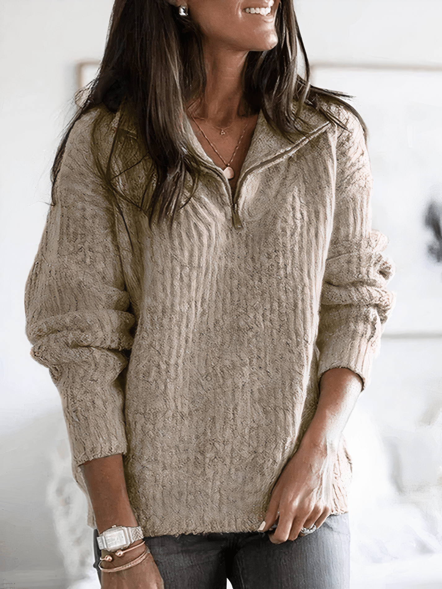 Pull chic et confortable Evie de Danoir Paris, en tissu doux avec détails élégants, porté de profil.