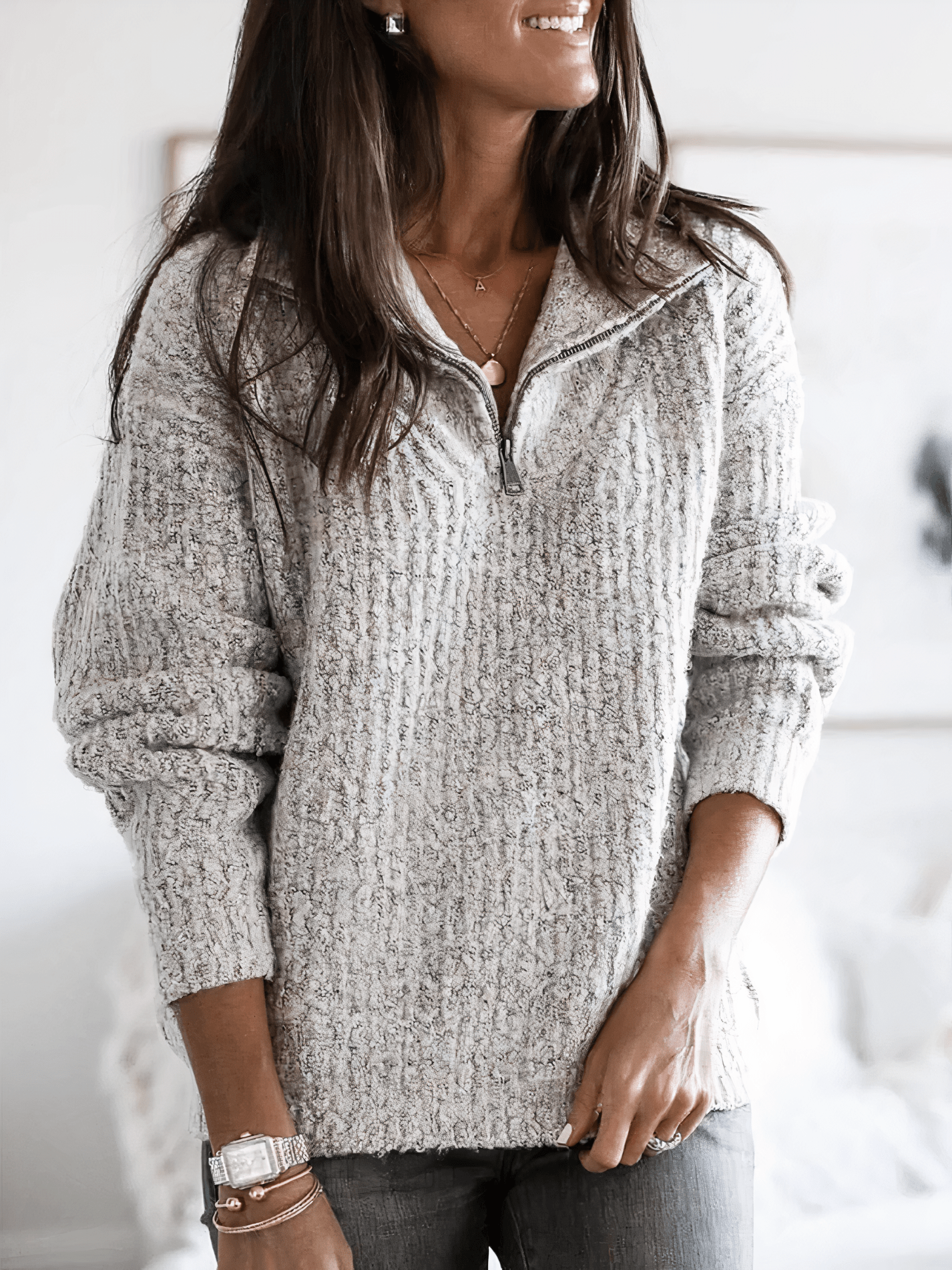 Pull chic et confortable Evie de Danoir Paris, en coton doux, couleur neutre, avec détails élégants, porté sur un mannequin.