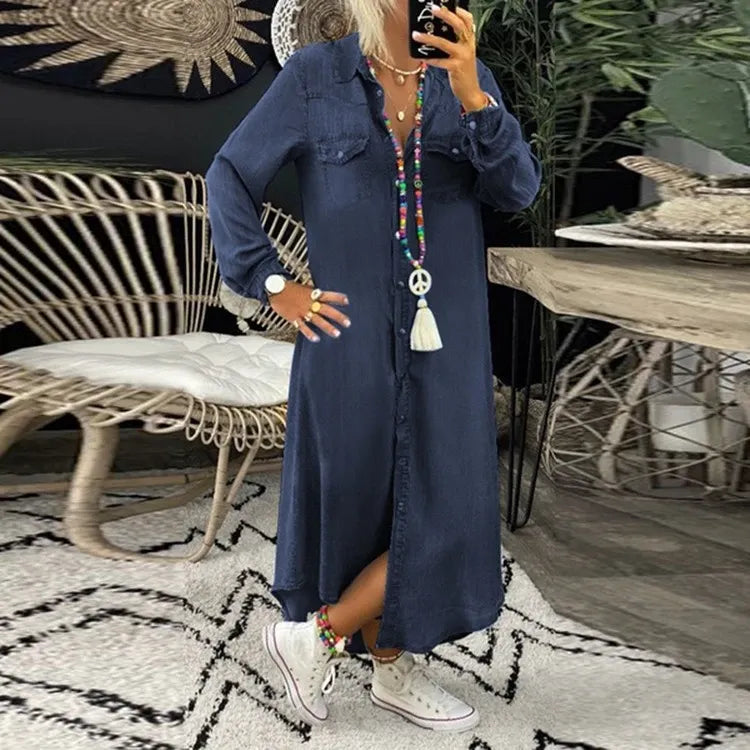 Robe en jean élégante Fanny de Danoir Paris, coupe chic et tendance, portée avec détails visibles en tissu denim bleu.