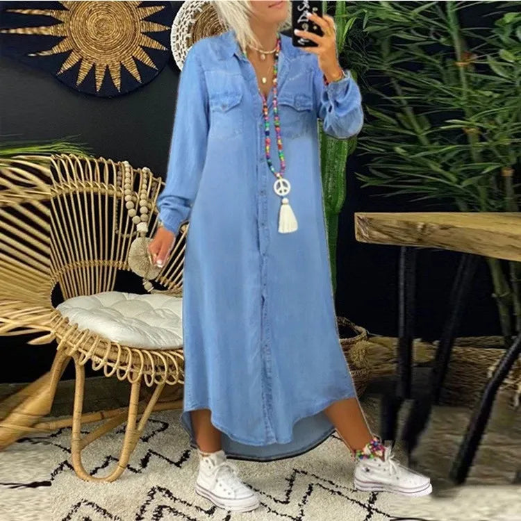 Robe en jean élégante Fanny de Danoir Paris, vue de face, tissu denim bleu, coupe ajustée et détails modernes.