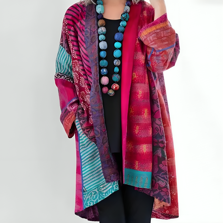 Cardigan en tricot chic Harper de Danoir Paris, détail du tissu doux et élégant, porté sur un fond neutre.