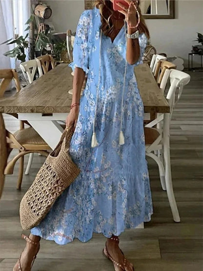 Robe bohème chic Ines de Danoir Paris en tissu bleu avec détails élégants, portée sur un mannequin.