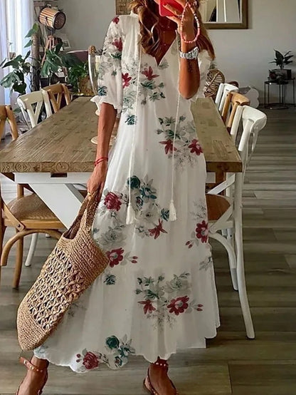 Robe bohème chic Ines de Danoir Paris en tissu bleu avec détails élégants, portée sur un fond neutre.