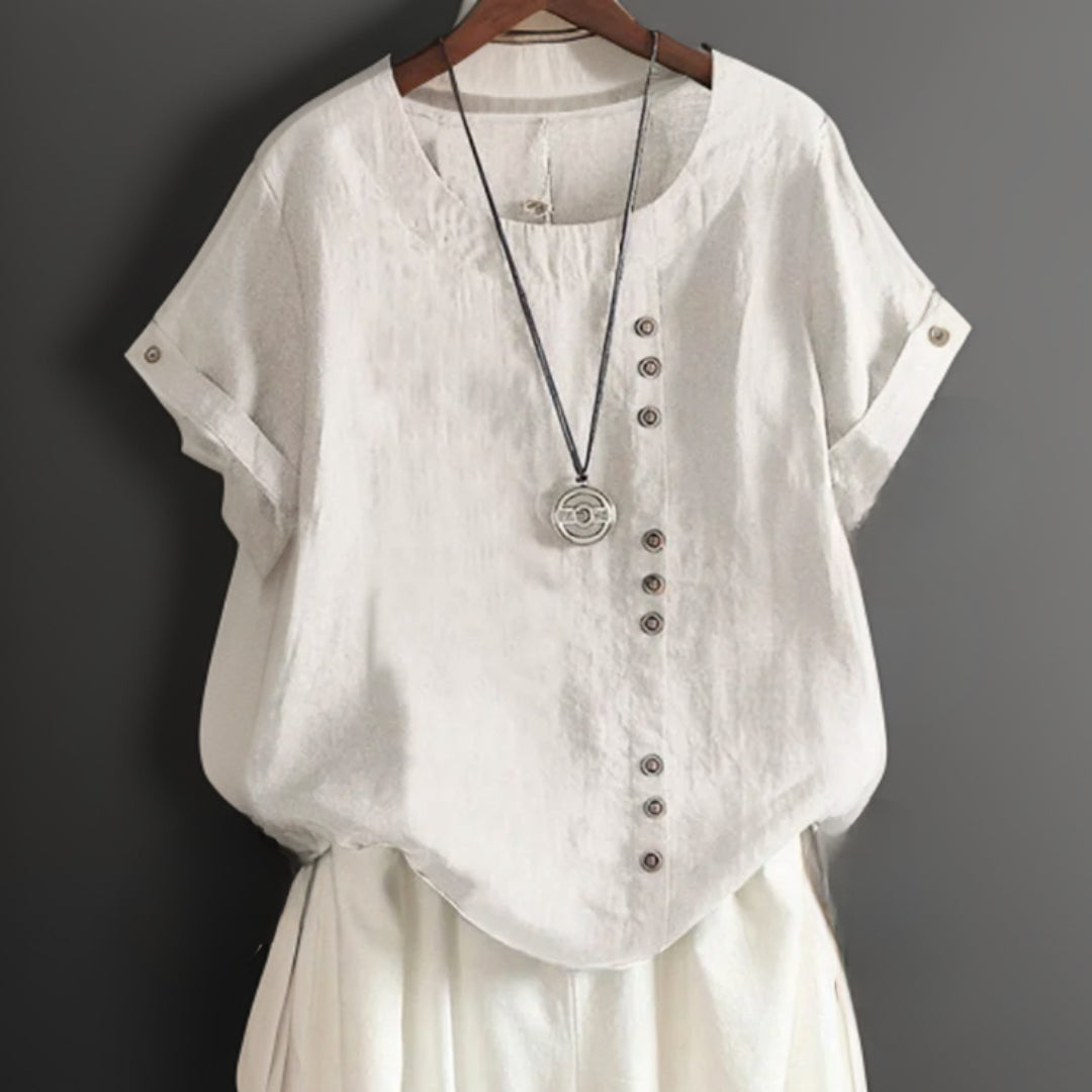 T-shirt chic Isla de Danoir Paris avec boutons, en coton blanc, porté sur mannequin, détails élégants et tendance.