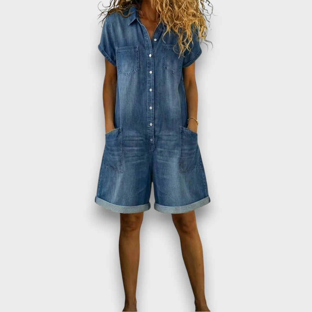 Salopette courte vintage en denim en coton Joan de Danoir Paris, montrant la coupe décontractée et les détails du tissu en jean.