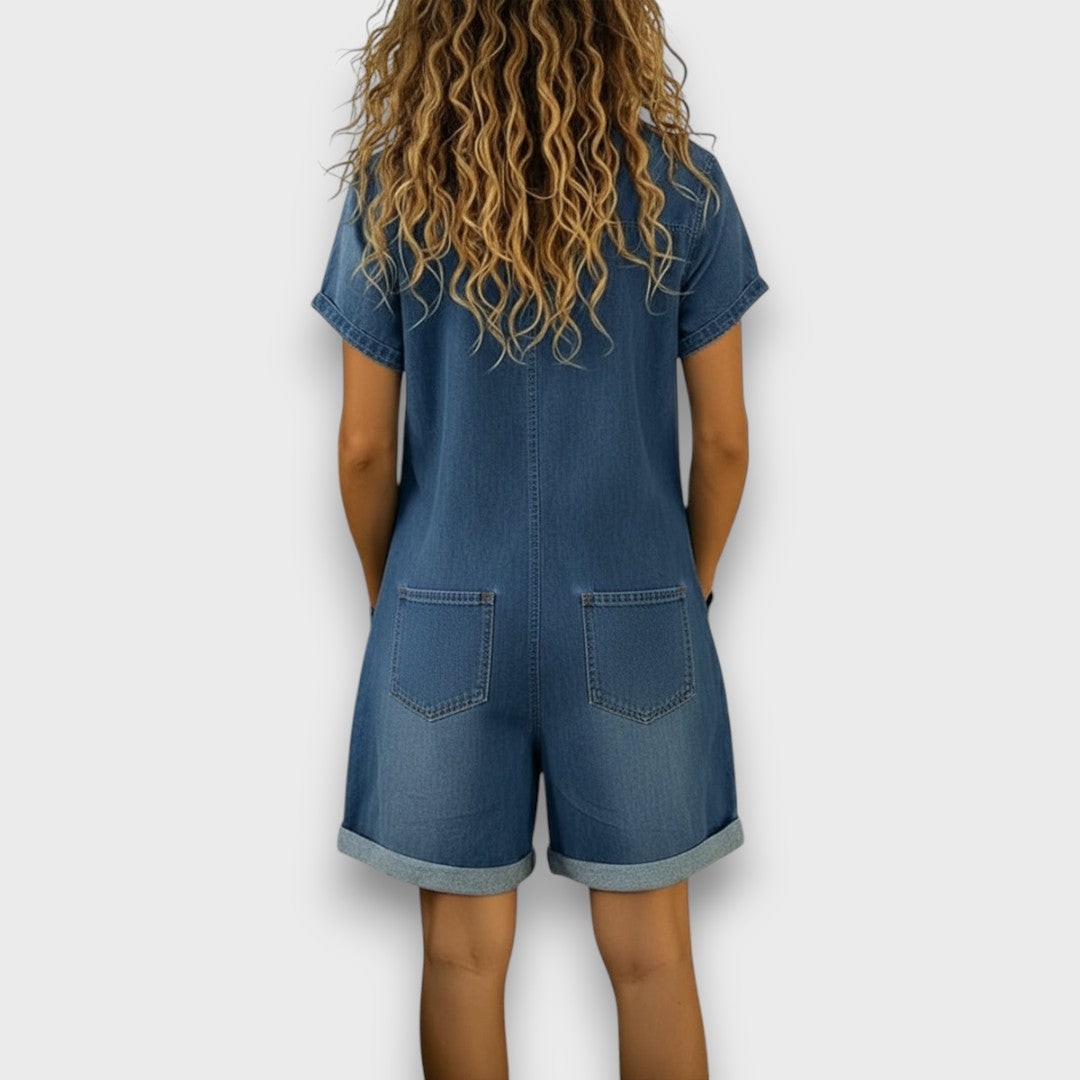 Salopette courte vintage en denim en coton Joan de Danoir Paris, avec poches et bretelles ajustables.