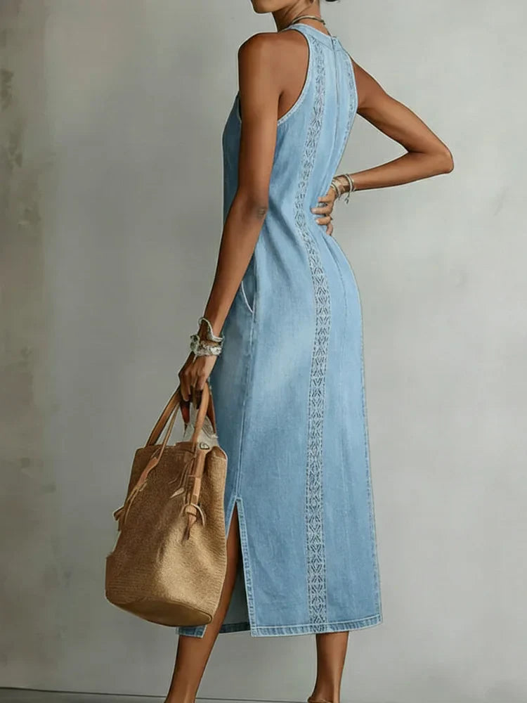 Robe en jean Julia Danoir Paris avec détails en dentelle vintage, coupe élégante et accents romantiques.
