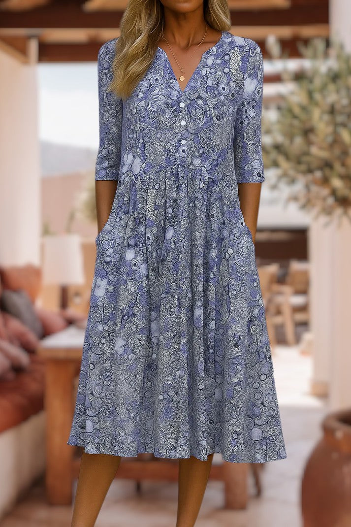 Robe décontractée élégante Lucille de Danoir Paris, tissu fluide, couleur neutre, portée décontractée, style chic et confortable.