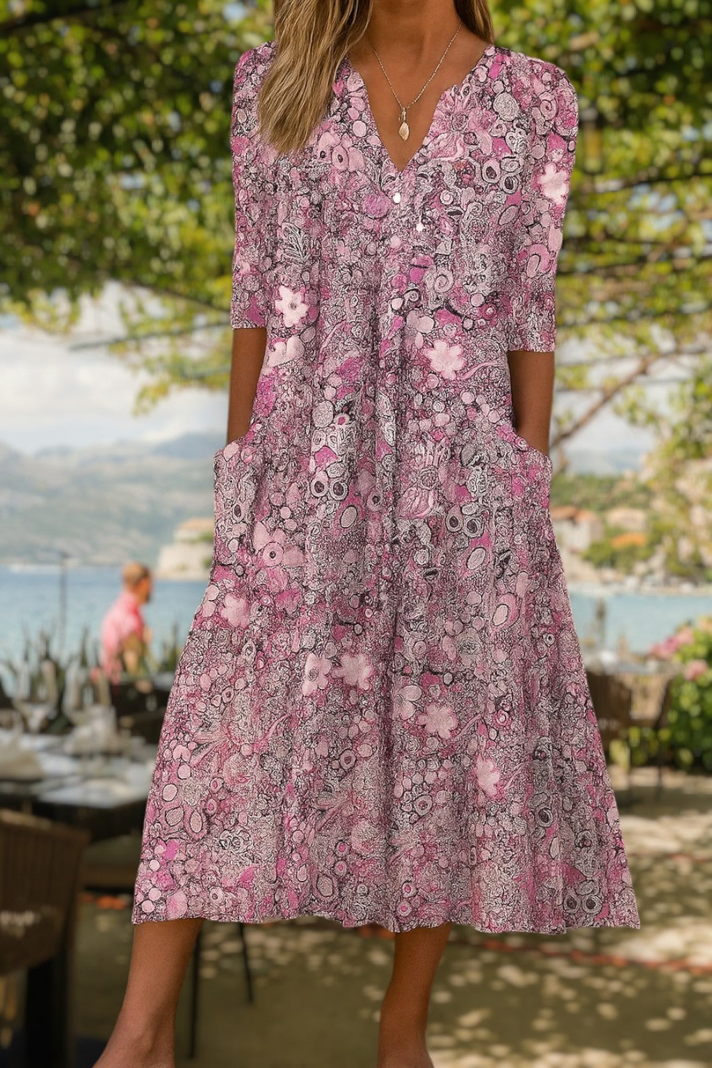 Robe décontractée élégante Lucille de Danoir Paris en tissu rose, avec coupe fluide et détails sophistiqués, portée sur mannequin.
