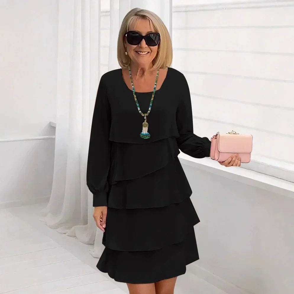 Robe élégance fluide Danoir Paris avec volants, vue de face, tissu léger et style sophistiqué, portée pour une occasion chic