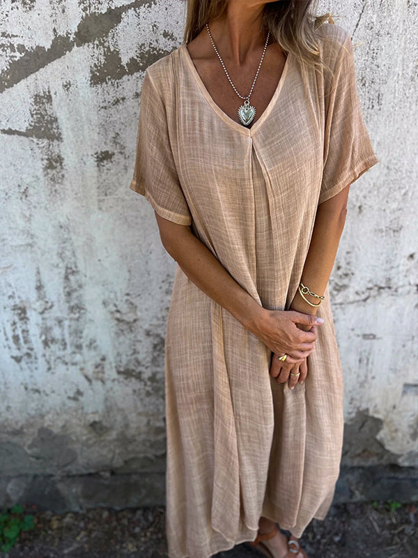 Robe écologique élégante Malaga de Danoir Paris, tissu léger et fluide, couleur neutre, portée avec ceinture en satin.