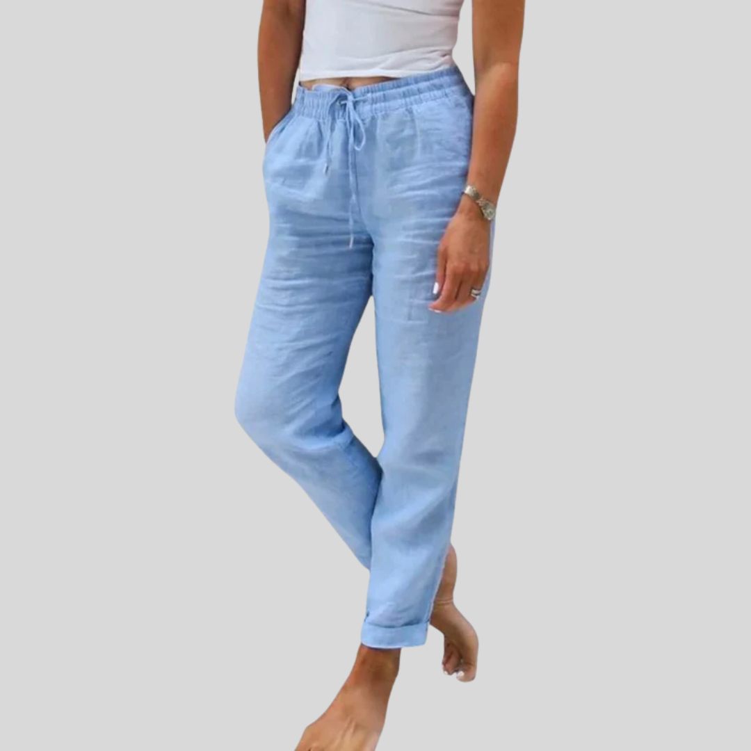Pantalons élégants pour femmes Margaret™ de Danoir Paris, tissu fluide et coupe moderne, portée décontractée ou chic.