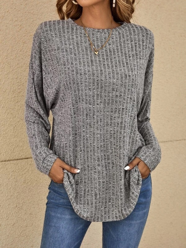 Pull Melanie de Danoir Paris, chic intemporel en maille, couleur neutre, porté sur mannequin, détails de finition élégants.