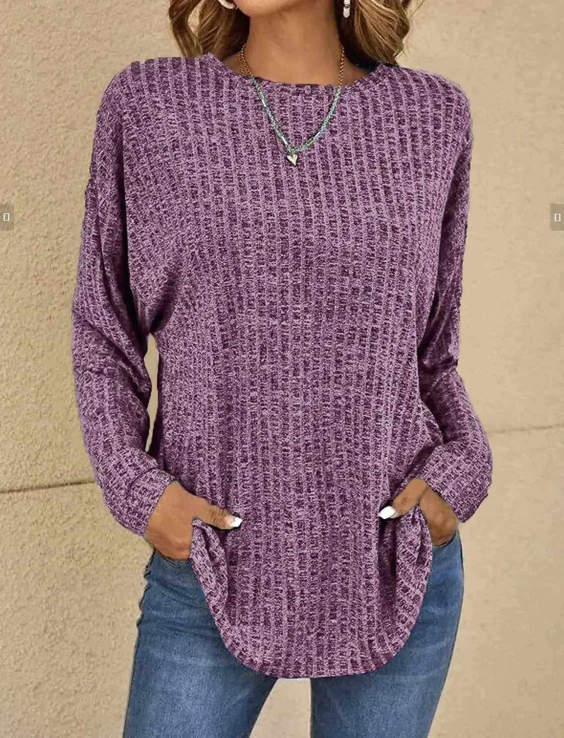 Pull Melanie Danoir Paris en maille chic intemporelle, modèle avec col rond et manches longues, couleur gris clair.