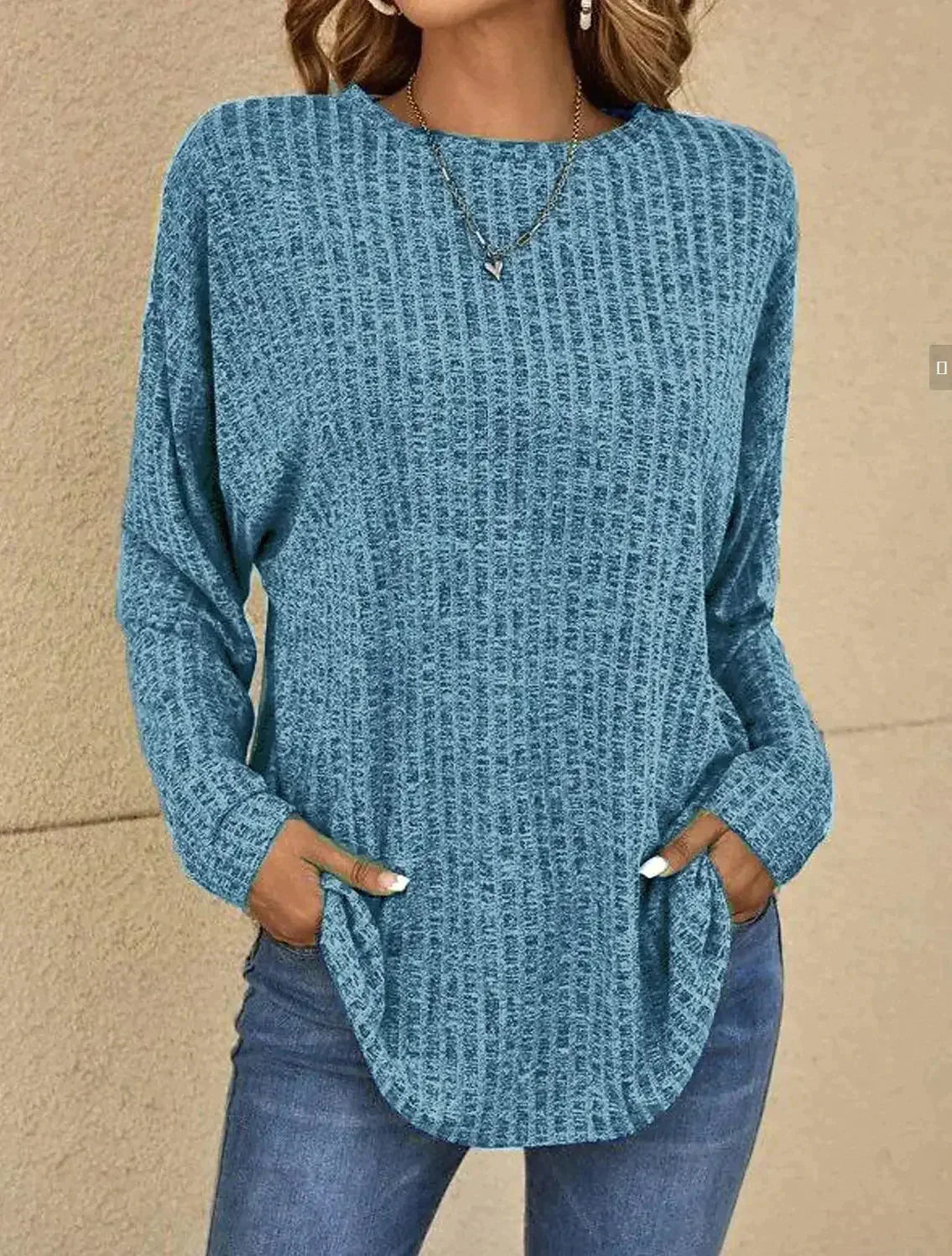 Pull femme Melanie Danoir Paris, chic intemporel, en laine douce, porté sur un fond neutre, style élégant et cosy.