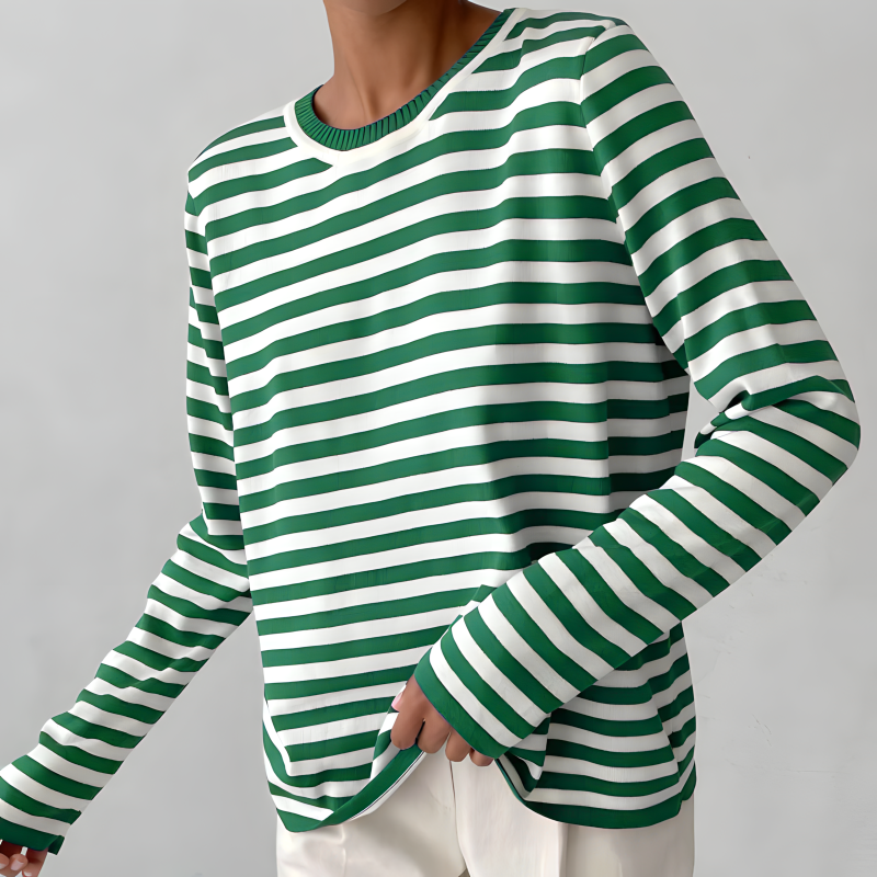 Pull rayé chic Nicole de Danoir Paris porté, avec cols et manches longues, en tissu doux et élégant.