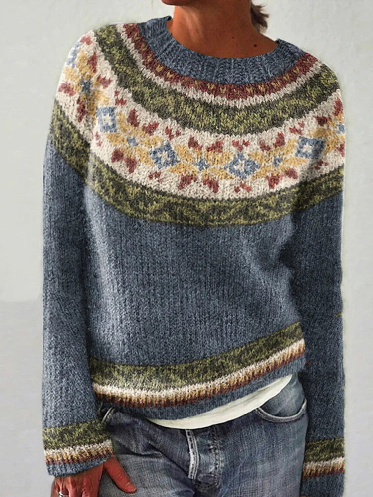 Pull douillet élégant Oriana de Danoir Paris en laine douce avec motifs sophistiqués, porté sur un mannequin.