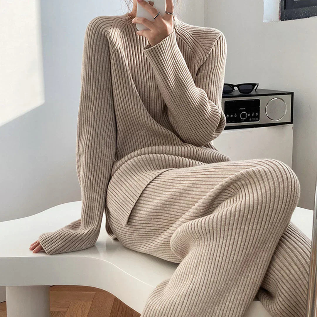 Ensemble de détente chic Danoir Paris Roxane en tissu apricot, vue de face avec détails de la veste et pantalon.