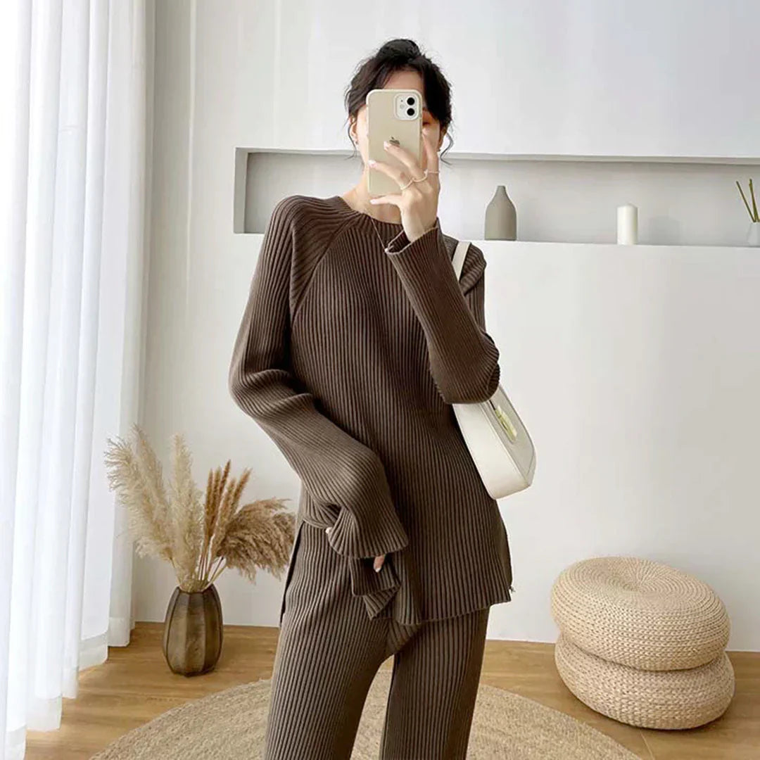 Ensemble de détente chic Roxane de Danoir Paris, pyjama confortable en coton avec motifs élégants, vue de face.